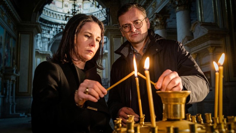 A woman reacts as she visits the grave of her relative, a killed Ukrainian defender, on the day of the second anniversary of Russia's attack on Ukraine, in Lviv, Ukraine February 24, 2024. REUTERS/Pavlo Palamarchuk