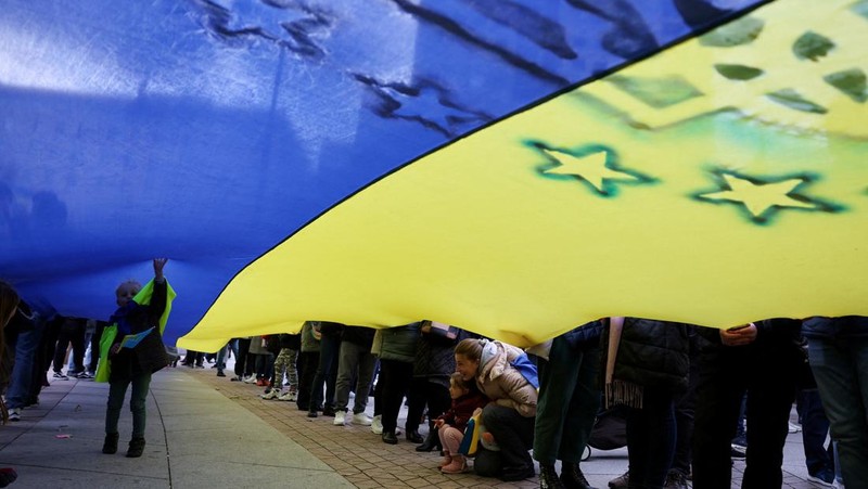 A woman reacts as she visits the grave of her relative, a killed Ukrainian defender, on the day of the second anniversary of Russia's attack on Ukraine, in Lviv, Ukraine February 24, 2024. REUTERS/Pavlo Palamarchuk