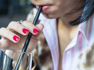 Minum Pakai Sedotan Bikin Wajah Cepat Keriput? Dokter Ungkap Faktanya