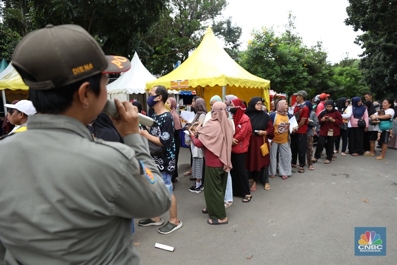Antusias warga membeli beras SPHP di Kawasan H. Berit, Jakarta Barat, Senin (26/2/2024). (CNBC Indonesia/Tri Susilo) Antusias warga membeli beras SPHP di Kawasan H. Berit, Jakarta Barat, Senin (26/2/2024). (CNBC Indonesia/Tri Susilo)