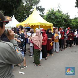 Mengular, Penampakan Warga Antre Beras Murah di Jakarta