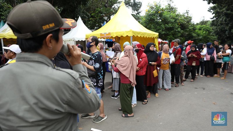 Antusias warga membeli beras SPHP di Kawasan H. Berit, Jakarta Barat, Senin (26/2/2024). (CNBC Indonesia/Tri Susilo)