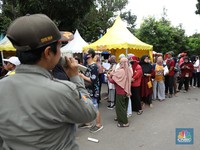 Mengular, Penampakan Warga Antre Beras Murah di Jakarta