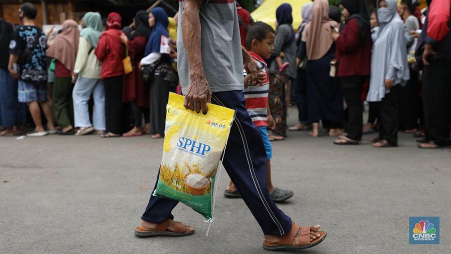 Antusias warga membeli beras SPHP di Kawasan H. Berit, Jakarta Barat, Senin (26/2/2024). (CNBC Indonesia/Tri Susilo)