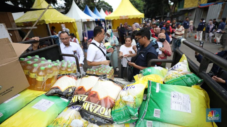Antusias warga membeli beras SPHP di Kawasan H. Berit, Jakarta Barat, Senin (26/2/2024). (CNBC Indonesia/Tri Susilo)