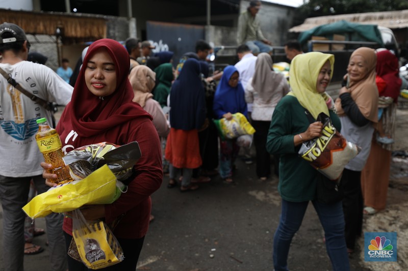 Antusias warga membeli beras SPHP di Kawasan H. Berit, Jakarta Barat, Senin (26/2/2024). (CNBC Indonesia/Tri Susilo) Antusias warga membeli beras SPHP di Kawasan H. Berit, Jakarta Barat, Senin (26/2/2024). (CNBC Indonesia/Tri Susilo)