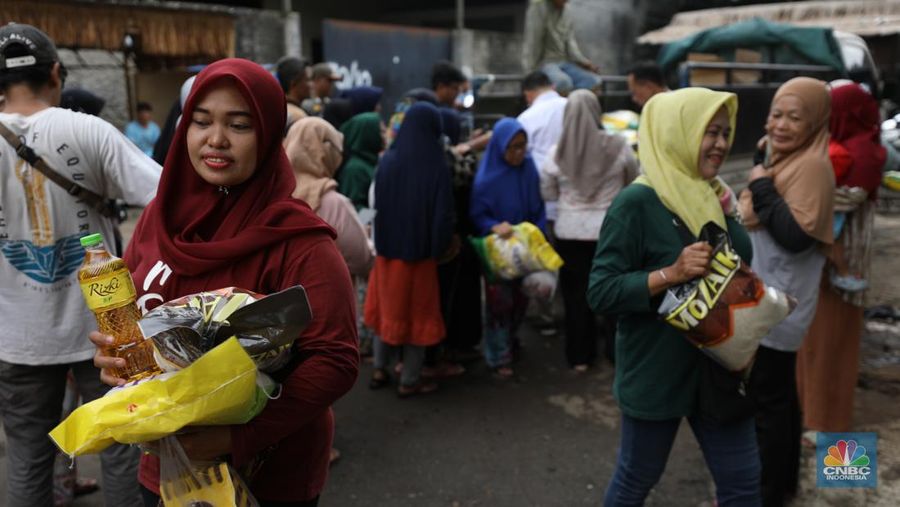 Antusias warga membeli beras SPHP di Kawasan H. Berit, Jakarta Barat, Senin (26/2/2024). (CNBC Indonesia/Tri Susilo)