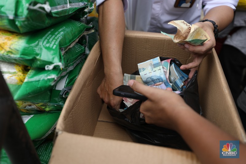 Antusias warga membeli beras SPHP di Kawasan H. Berit, Jakarta Barat, Senin (26/2/2024). (CNBC Indonesia/Tri Susilo) Antusias warga membeli beras SPHP di Kawasan H. Berit, Jakarta Barat, Senin (26/2/2024). (CNBC Indonesia/Tri Susilo)