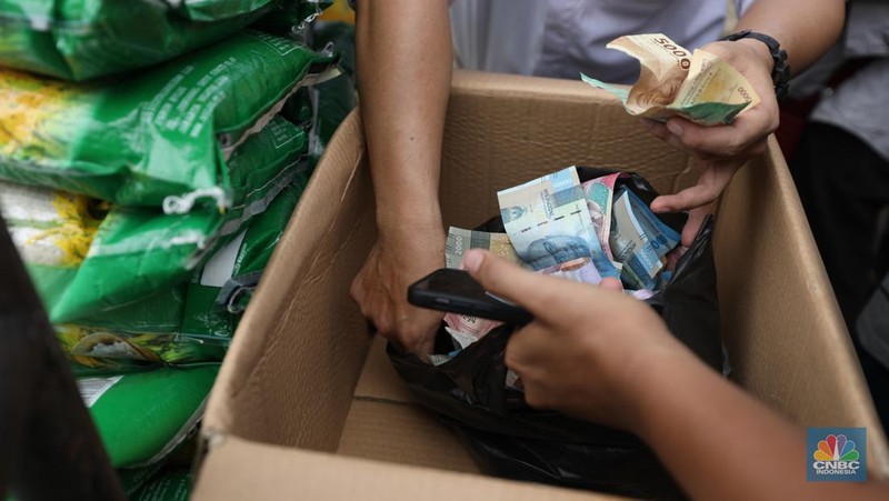 Antusias warga membeli beras SPHP di Kawasan H. Berit, Jakarta Barat, Senin (26/2/2024). (CNBC Indonesia/Tri Susilo)