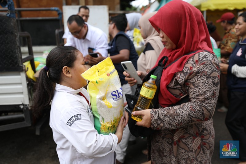 Antusias warga membeli beras SPHP di Kawasan H. Berit, Jakarta Barat, Senin (26/2/2024). (CNBC Indonesia/Tri Susilo)