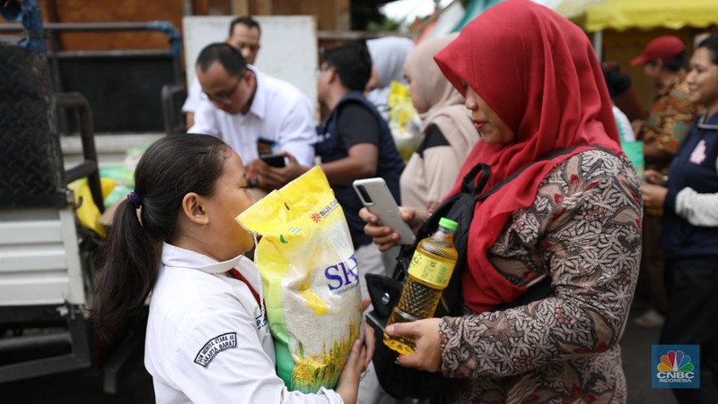 Antusias warga membeli beras SPHP di Kawasan H. Berit, Jakarta Barat, Senin (26/2/2024). (CNBC Indonesia/Tri Susilo)