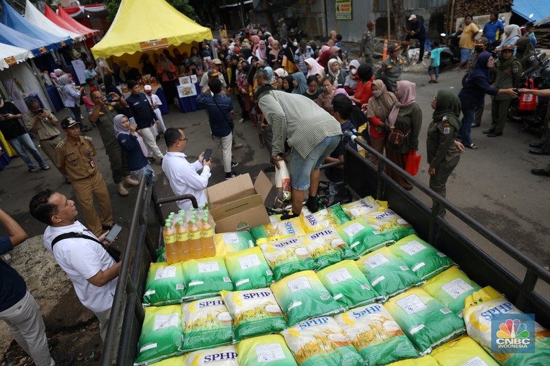 Antusias warga membeli beras SPHP di Kawasan H. Berit, Jakarta Barat, Senin (26/2/2024). (CNBC Indonesia/Tri Susilo)