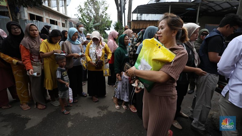 Antusias warga membeli beras SPHP di Kawasan H. Berit, Jakarta Barat, Senin (26/2/2024). (CNBC Indonesia/Tri Susilo)