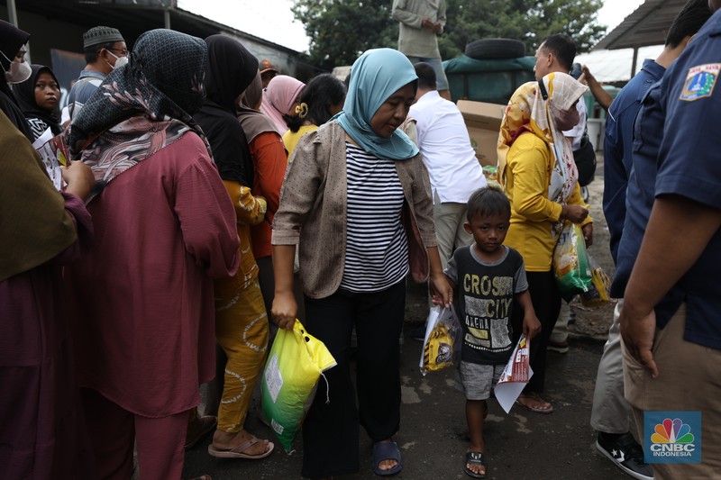 Antusias warga membeli beras SPHP di Kawasan H. Berit, Jakarta Barat, Senin (26/2/2024). (CNBC Indonesia/Tri Susilo) Antusias warga membeli beras SPHP di Kawasan H. Berit, Jakarta Barat, Senin (26/2/2024). (CNBC Indonesia/Tri Susilo)