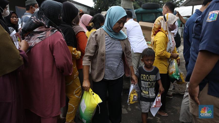 Antusias warga membeli beras SPHP di Kawasan H. Berit, Jakarta Barat, Senin (26/2/2024). (CNBC Indonesia/Tri Susilo)