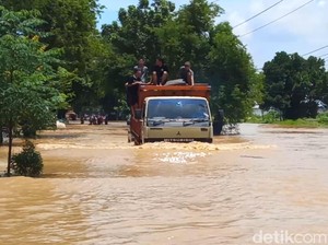 Banjir, Jalan Utama Brebes-Jatibarang Tak Bisa Dilalui
