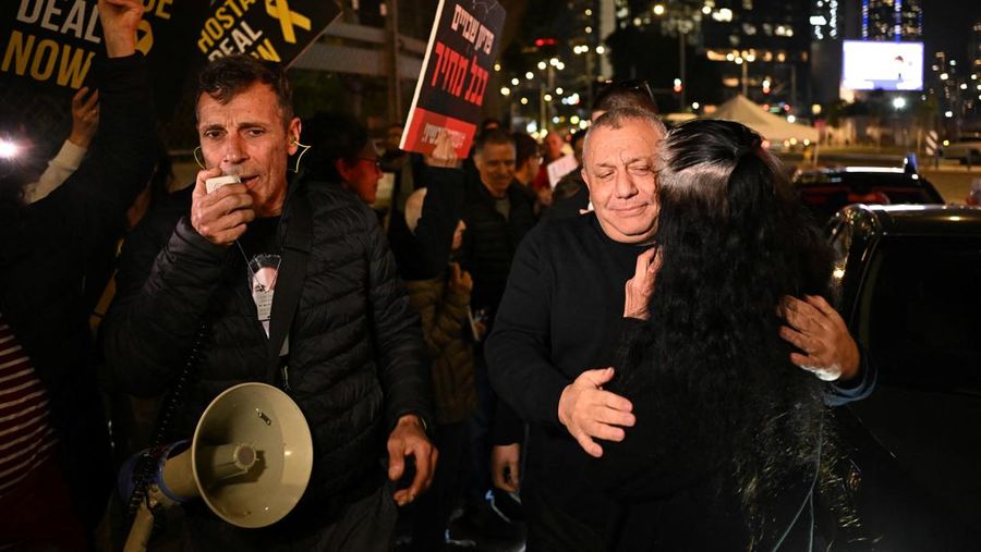 Demonstran memblokir jalan saat melakukan aksi unjuk rasa di Tel Aviv, Israel, Minggu (25/2/2024) malam. (REUTERS/Dylan Martinez)