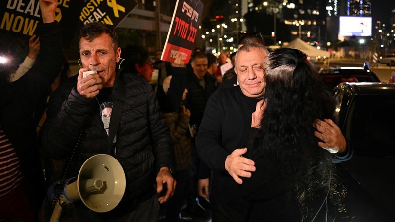 Demonstran memblokir jalan saat melakukan aksi unjuk rasa di Tel Aviv, Israel, Minggu (25/2/2024) malam. (REUTERS/Dylan Martinez)