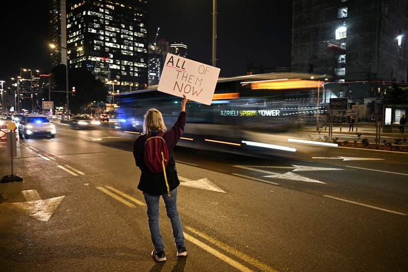 Demonstran memblokir jalan saat melakukan aksi unjuk rasa di Tel Aviv, Israel, Minggu (25/2/2024) malam. (REUTERS/Dylan Martinez) Demonstran memblokir jalan saat melakukan aksi unjuk rasa di Tel Aviv, Israel, Minggu (25/2/2024) malam. (REUTERS/Dylan Martinez)