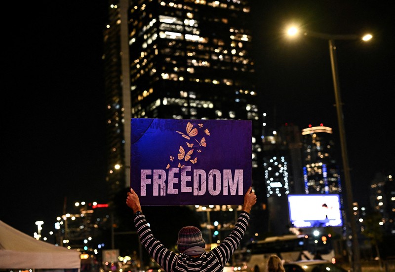 Demonstran memblokir jalan saat melakukan aksi unjuk rasa di Tel Aviv, Israel, Minggu (25/2/2024) malam. (REUTERS/Dylan Martinez) Demonstran memblokir jalan saat melakukan aksi unjuk rasa di Tel Aviv, Israel, Minggu (25/2/2024) malam. (REUTERS/Dylan Martinez)