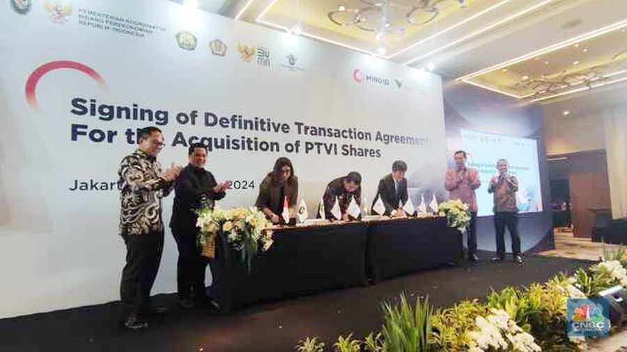 Direktur Mind ID Hendi Prio Santoso dan Direktur Utama Vale Indonesia Febriany Eddy melakukan prosesi penandatanganan Divestasi Vale Indonesia di saksikan sejumlah menteri. (CNBC Indonesia/Verda Nano Setiawan)