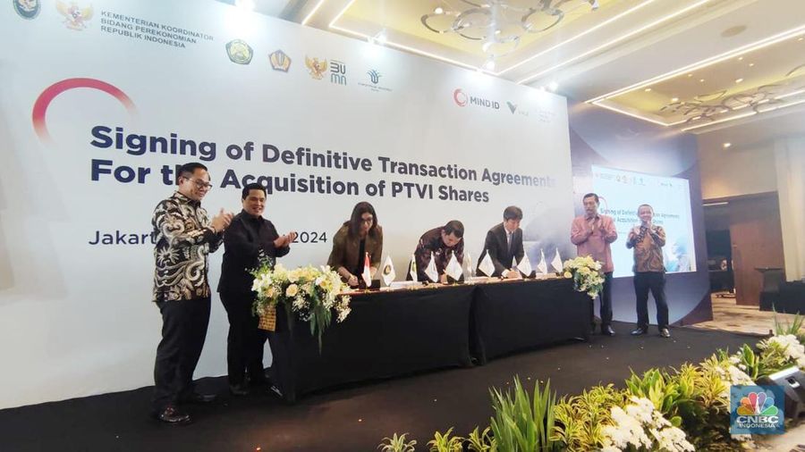 Direktur Mind ID Hendi Prio Santoso dan Direktur Utama Vale Indonesia Febriany Eddy melakukan prosesi penandatanganan Divestasi Vale Indonesia di saksikan sejumlah menteri. (CNBC Indonesia/Verda Nano Setiawan)
