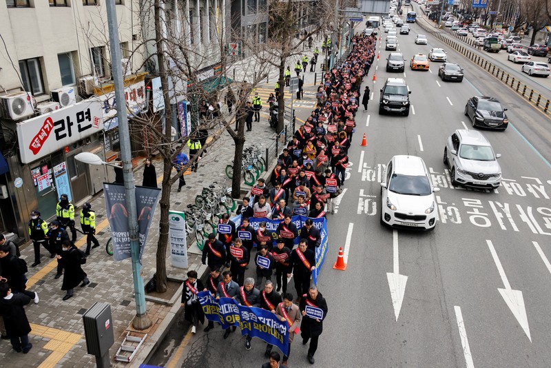 Dokter Korea Selatan berbaris untuk memprotes kebijakan medis pemerintah di depan kantor Kepresidenan di Seoul, Korea Selatan, 25 Februari 2024. Dokter Korea Selatan berbaris untuk memprotes kebijakan medis pemerintah di depan kantor Kepresidenan di Seoul, Korea Selatan, 25 Februari 2024. (REUTERS/Kim Soo-Hyeon)