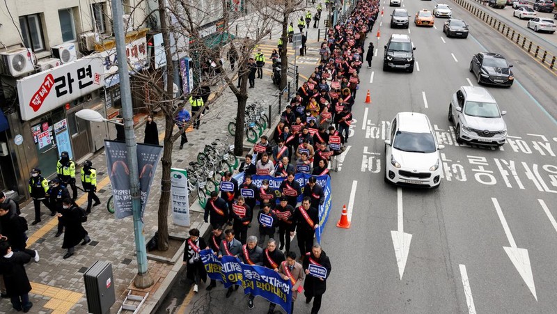 Dokter Korea Selatan berbaris untuk memprotes kebijakan medis pemerintah di depan kantor Kepresidenan di Seoul, Korea Selatan, 25 Februari 2024. (REUTERS/Kim Soo-Hyeon)