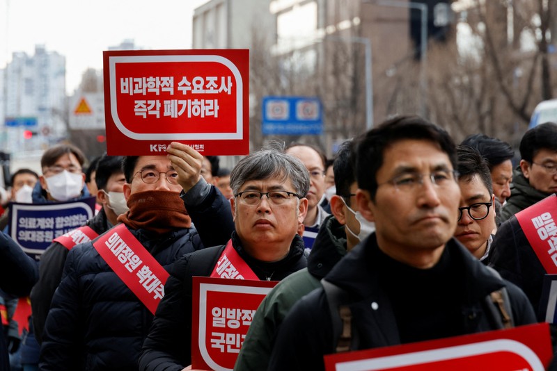 Dokter Korea Selatan berbaris untuk memprotes kebijakan medis pemerintah di depan kantor Kepresidenan di Seoul, Korea Selatan, 25 Februari 2024. (REUTERS/Kim Soo-Hyeon)