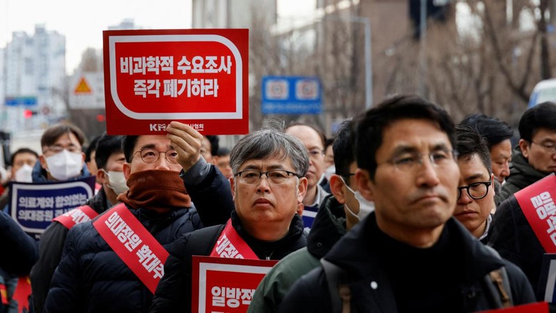 Dokter Korea Selatan berbaris untuk memprotes kebijakan medis pemerintah di depan kantor Kepresidenan di Seoul, Korea Selatan, 25 Februari 2024. (REUTERS/Kim Soo-Hyeon)