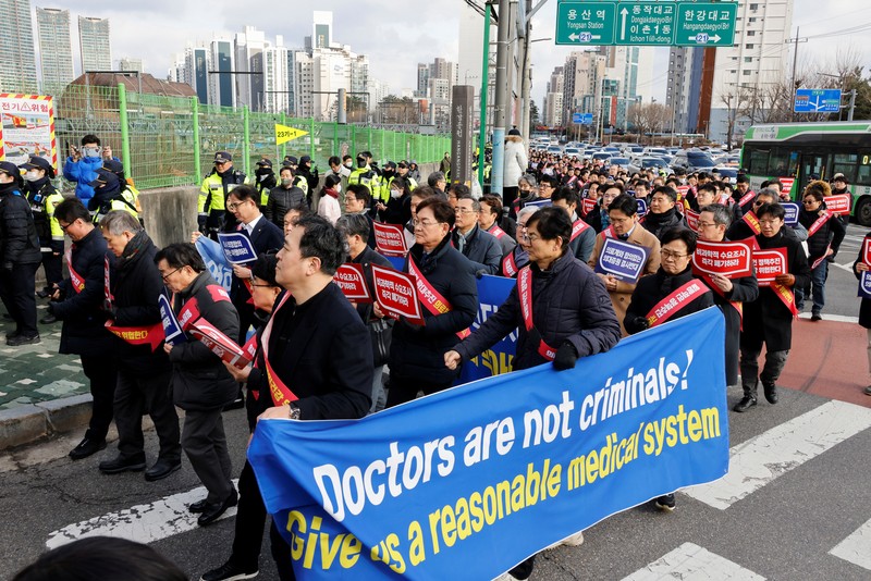 Dokter Korea Selatan berbaris untuk memprotes kebijakan medis pemerintah di depan kantor Kepresidenan di Seoul, Korea Selatan, 25 Februari 2024. Dokter Korea Selatan berbaris untuk memprotes kebijakan medis pemerintah di depan kantor Kepresidenan di Seoul, Korea Selatan, 25 Februari 2024. (REUTERS/Kim Soo-Hyeon)