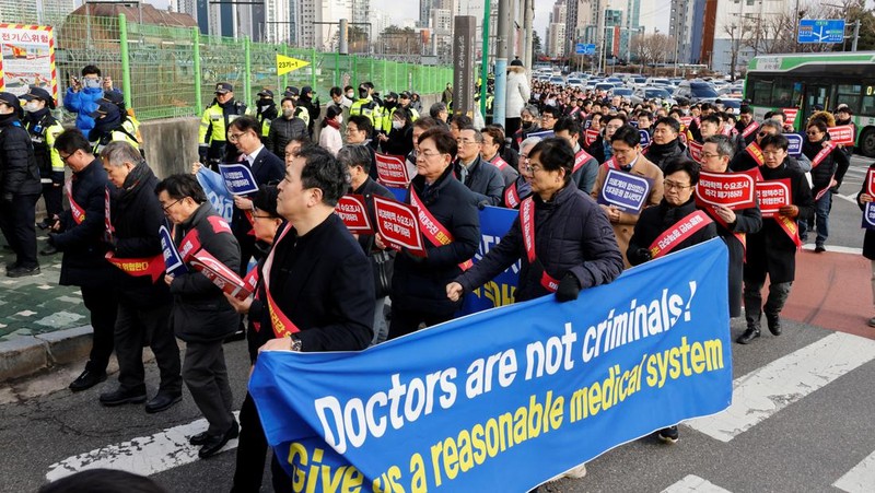 Dokter Korea Selatan berbaris untuk memprotes kebijakan medis pemerintah di depan kantor Kepresidenan di Seoul, Korea Selatan, 25 Februari 2024. (REUTERS/Kim Soo-Hyeon)