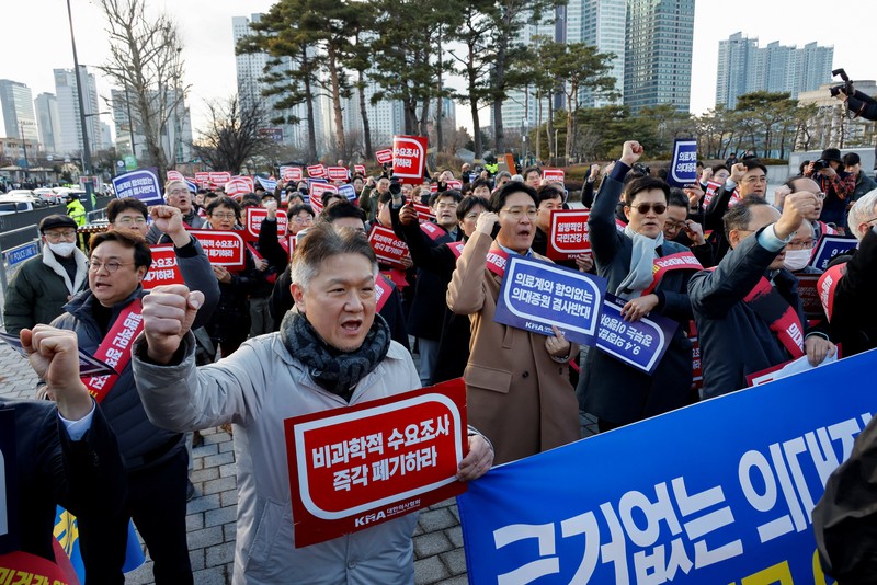 Dokter Korea Selatan berbaris untuk memprotes kebijakan medis pemerintah di depan kantor Kepresidenan di Seoul, Korea Selatan, 25 Februari 2024. (REUTERS/Kim Soo-Hyeon)