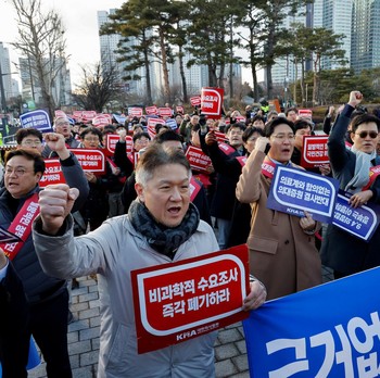 Industri Kesehatan Korea Makin Genting, Dokter Masih Demo Tuntut Gaji