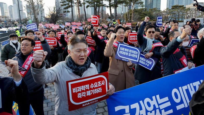 Dokter Korea Selatan berbaris untuk memprotes kebijakan medis pemerintah di depan kantor Kepresidenan di Seoul, Korea Selatan, 25 Februari 2024. (REUTERS/Kim Soo-Hyeon)