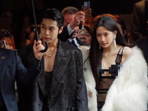 Bikin Baper, Doyoung NCT Kenakan Jaketnya ke Moon Ga Young Bak Gentleman