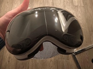 Pengguna Keluhkan Kaca Apple Vision Pro Tiba-tiba Retak