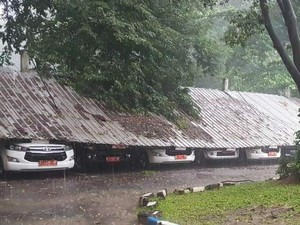 7 Mobdin di Kantor Setda Pemkab Sidoarjo Tertimpa Kanopi Saat Hujan Angin