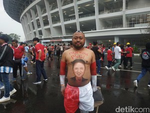 Katon Suporter Nyentrik Wafat, Presiden FIFA-Erick Thohir Berduka