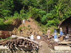 Tanah Longsor Timpa Tempat Usaha Grubi di Magelang, 4 Orang Luka