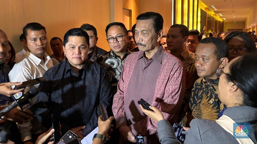 Menko marves Luhut Binsar (Tengah), Menteri BUMN Erick Thohir (Kiri), dan Menteri investasi Bahlil Lahadalia memberikan keterangan pers usai Divestasi Vale Indonesia pada Senin, (26/2/2024). (CNBC Indonesia/Firda Dwi Muliawati)