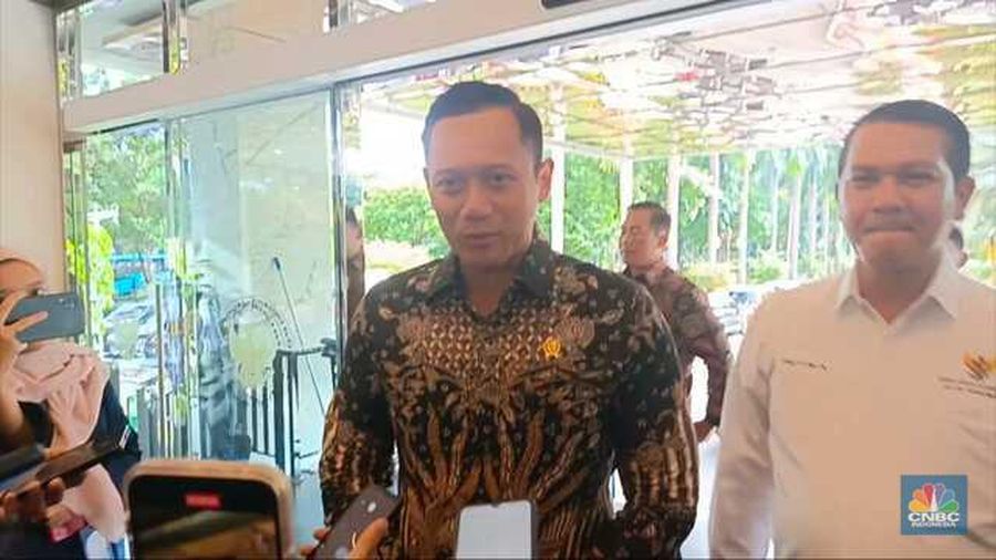 Menteri Agraria dan Tata Ruang/Kepala Badan Pertanahan Nasional Agus Harimurti Yudhoyono di kantor Kementerian Koordinator Bidang Perekonomian, Jakarta, Senin (26/2/2024). (CNBC Indonesia/Rosseno Aji Nugroho)