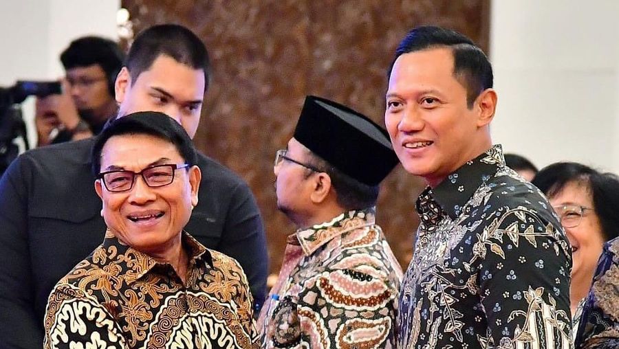 Menteri Agraria dan Tata Ruang/Kepala Badan Pertanahan Nasional (ATR/BPN) Agus Harimurti Yudhoyono (AHY) bersalaman dengan Kepala Staf Presiden Moeldoko sebelum sidang kabinet paripurna di Istana Negara, Jakarta pada Senin (26/2/2024). (Instagram @erickthohir via BPMI Setpres/Muchlis Jr)