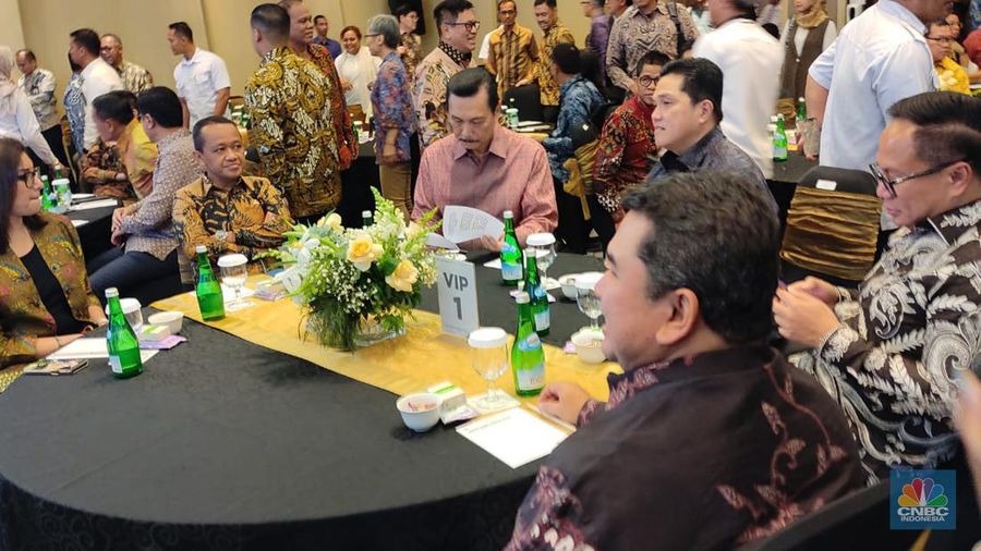Menteri investasi Bahlil Lahadalia, Menko marves Luhut Binsar Pandjaitan, Menteri BUMN Erick Thohir, Sekjen ESDM Dadan Kusdiana hadir dalam Divestasi Vale. (CNBC Indonesia/Verda Nano Setiawan)