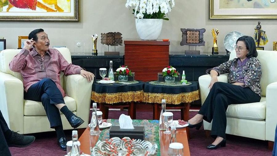 Menteri Keuangan (Menkeu), Sri Mulyani Indrawati menerima kunjungan Menko Marves Luhut Binsar Pandjaitan untuk mendiskusikan progress investasi dari berbagai proyek infrastruktur di Indonesia. (Instagram @smindrawati)