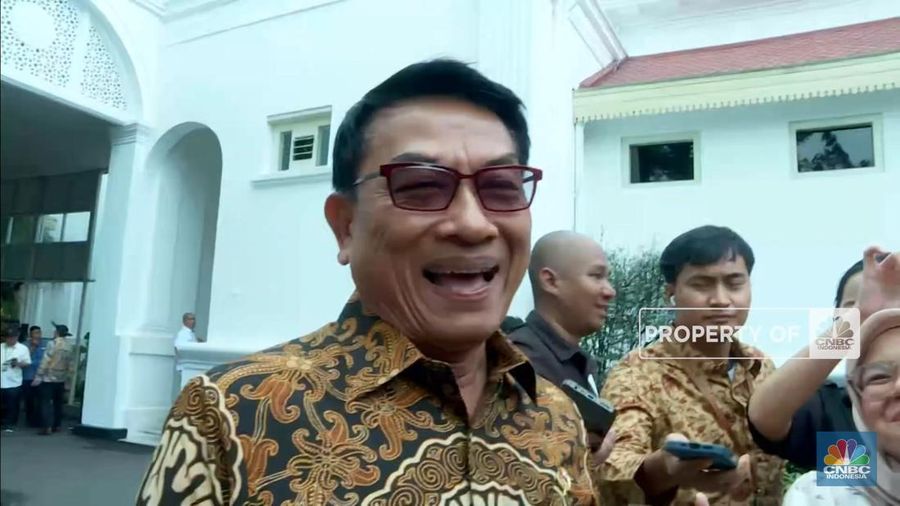 Menteri Agraria dan Tata Ruang/Kepala Badan Pertanahan Nasional Agus Harimurti Yudhoyono (AHY) bersalaman dengan Kepala Kantor Staf Presiden Moeldoko jelang Sidang Kabinet Paripurna di Istana Negara, Jakarta, Senin (26/2).