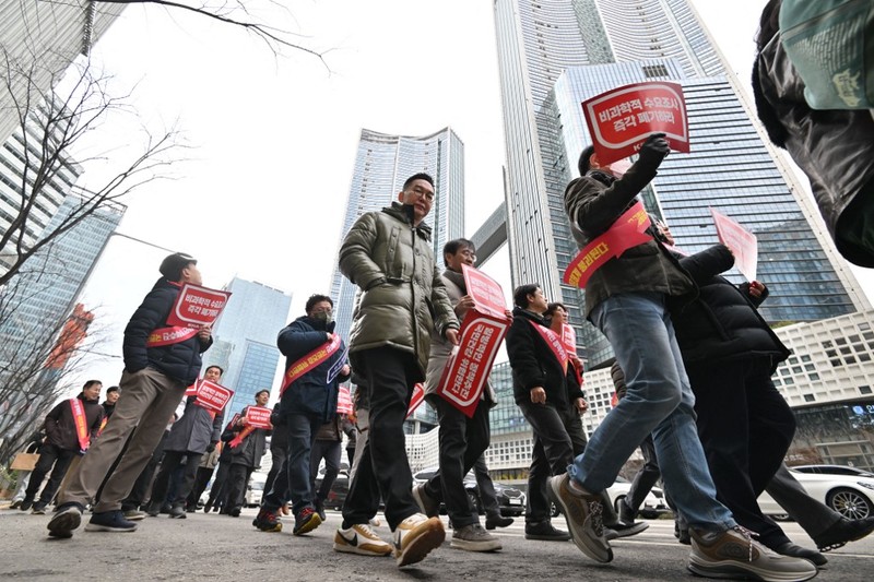 Dokter Korea Selatan berbaris untuk memprotes kebijakan medis pemerintah di depan kantor Kepresidenan di Seoul, Korea Selatan, 25 Februari 2024. (REUTERS/Kim Soo-Hyeon)