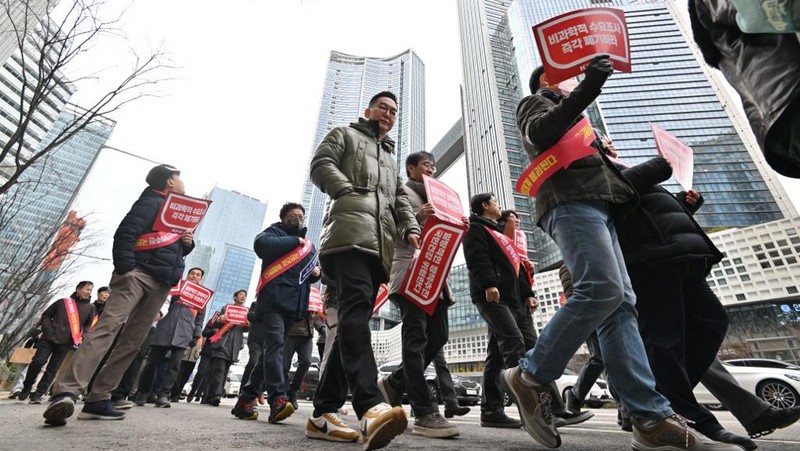 Dokter Korea Selatan berbaris untuk memprotes kebijakan medis pemerintah di depan kantor Kepresidenan di Seoul, Korea Selatan, 25 Februari 2024. (REUTERS/Kim Soo-Hyeon)