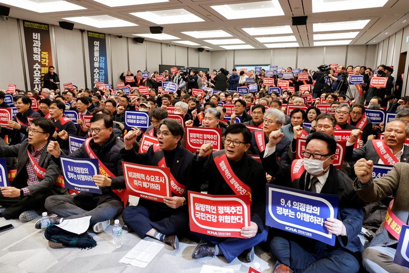 Dokter Korea Selatan berbaris untuk memprotes kebijakan medis pemerintah di depan kantor Kepresidenan di Seoul, Korea Selatan, 25 Februari 2024. Dokter Korea Selatan berbaris untuk memprotes kebijakan medis pemerintah di depan kantor Kepresidenan di Seoul, Korea Selatan, 25 Februari 2024. (REUTERS/Kim Soo-Hyeon)