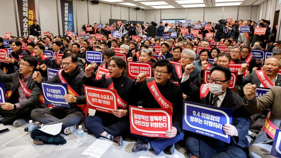 Para dokter Korea Selatan meneriakkan slogan-slogan dalam pertemuan menjelang protes di depan Kantor Kepresidenan, untuk memprotes kebijakan medis pemerintah di Seoul, Korea Selatan, 25 Februari 2024. (REUTERS/Kim Soo-Hyeon)